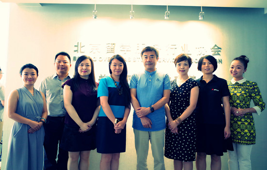 留学行业导师委员会各位代表与桑会长亲切合影_副本.jpg